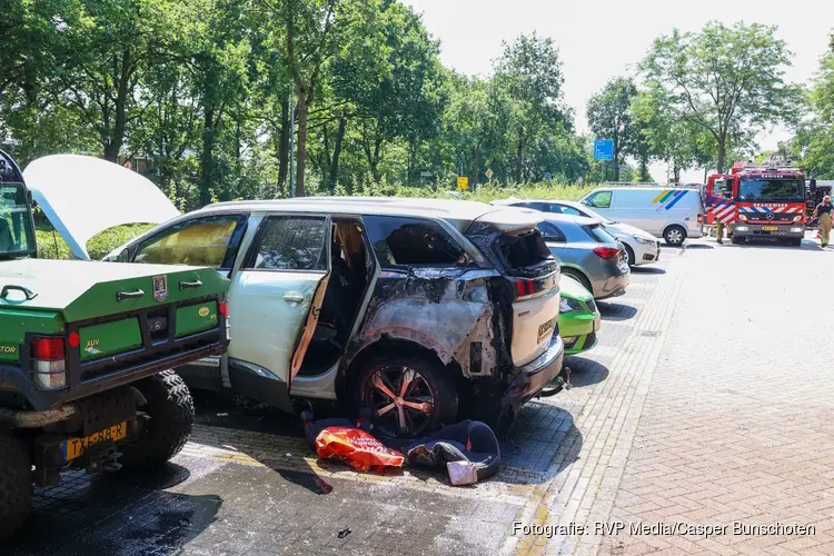 Twee auto’s in brand in Eemnes, 400 meter bij elkaar vandaan