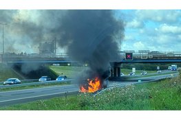 Werkbusje volledig uitgebrand op A28 bij Putten