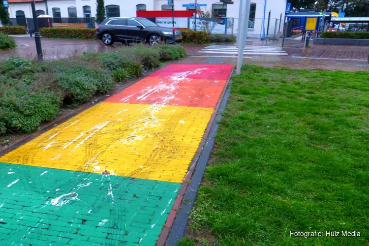 Regenboogpad bij station Nijkerk voor derde keer vernield: gemeente blijft boodschap uitdragen